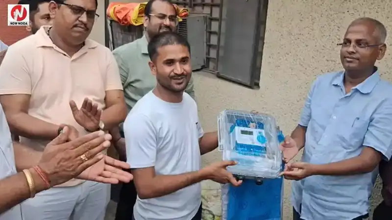 नोएडा के चोटपुर में घर-घर पहुंचा बिजली का मीटर, कनेक्शन मिलने से खिले चेहरे, दस्तावेज जमा कर शुरू हुई प्रक्रिया