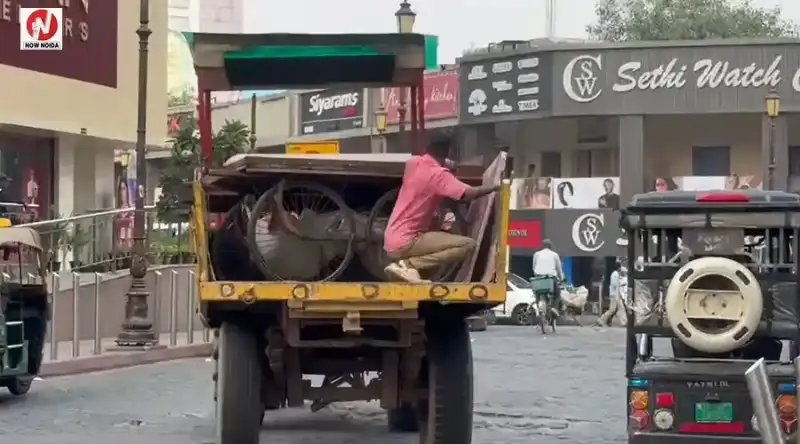 नोएडा सेक्टर-18 में गरीब की ठेली उठा ले गए प्राधिकरण के कर्मचारी, अवैध दुकानों पर कार्रवाई को लेकर उठे सवाल
