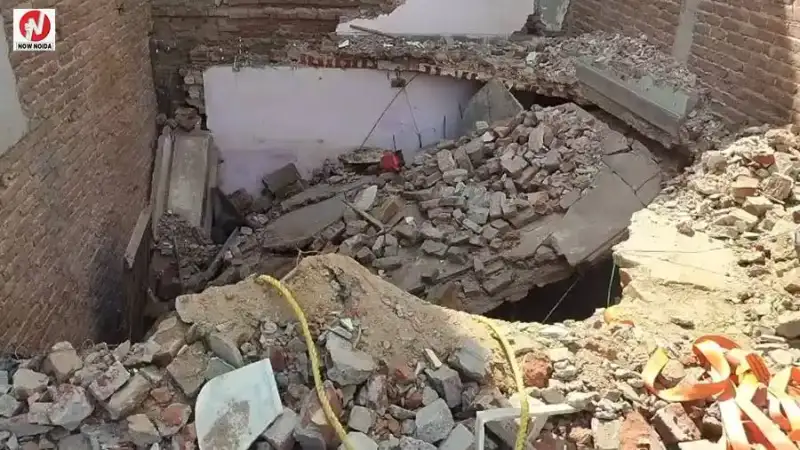 ग्रेटर नोएडा के दादरी में दुकान का लेंटर गिरने से मची अफरा-तफरी, मलबे में दबे मजदूर को पुलिस ने लोगों की मदद से निकाला
