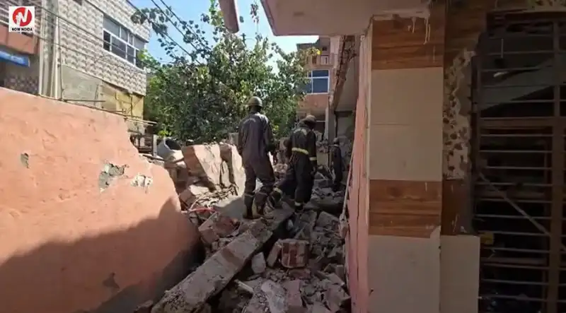 रावण का पुतला तैयार करते समय अचानक धमाका, गाजियाबाद में तीन लोग झुलसे और अस्पताल में भर्ती