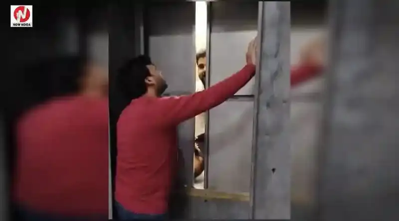ग्रेनो वेस्ट की अजनारा होम्स सोसायटी में फिर अटकी लिफ्ट, सुबह दो लोग फंसे, निवासियों ने जताई नाराजगी