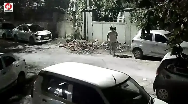 ग्रेटर नोएडा में दीवार के पास कूड़ा फेंककर जा रहा था युवक, CCTV से हुआ अनाउंसमेंट तो वापस उठाकर घर ले गया कचरा