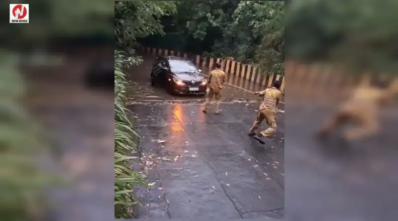 नोएडा के सेक्टर-95 अंडरपास में पानी में डूबी कार, 4 बच्चों समेत 7 लोग थे सवार, सभी को सुरक्षित निकाला गया