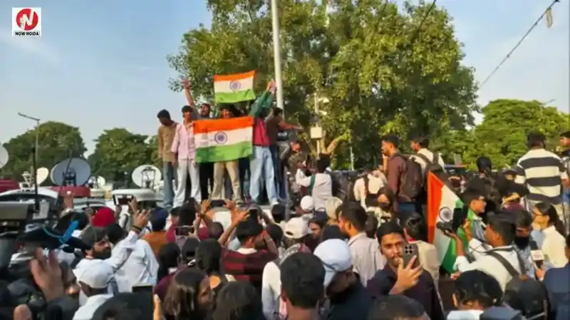 तिरंगा मार्च से पहले अभिजीत दीपके को पुलिस ने हिरासत में लिया, समर्थकों ने गाड़ी रोकने की कोशिश की