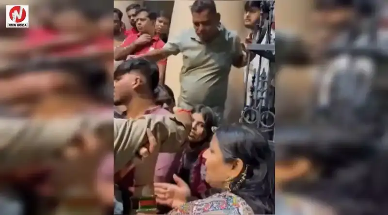 सेक्टर-120 की सोसाइटी में पार्किंग विवाद के बाद हंगामा, भागने के प्रयास में कार सवार ने कई गाड़ियों को मारी टक्कर