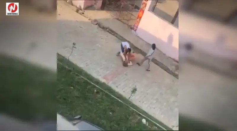 ग्रेटर नोएडा में पुजारी से मारपीट का वीडियो वायरल, महिला को श्राप देने के आरोप पर युवक ने किया हमला