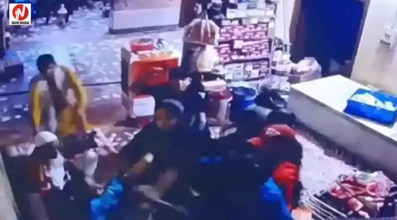 ग्रेटर नोएडा में उधारी के विवाद में दुकानदार के घर पर हमला, परिवार के साथ मारपीट का वीडियो सामने आया