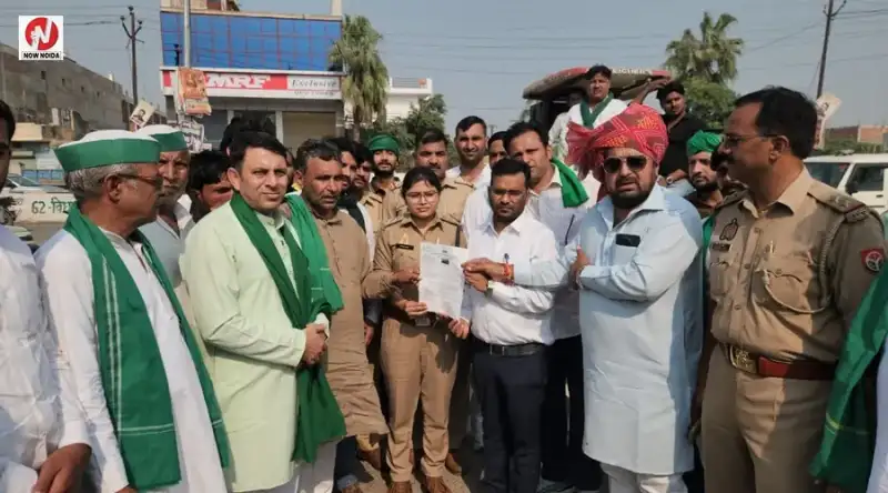 दादरी में एसडीएम के नहीं पहुंचने पर भड़के किसान, एसीपी को सौंपा ज्ञापन, महापंचायत बुलाने का फैसला
